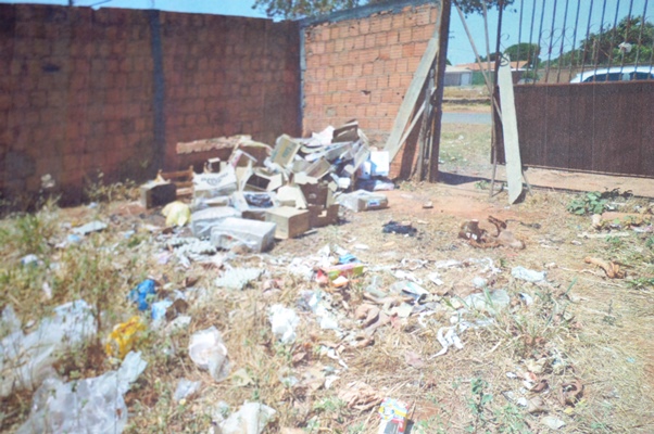 O Sr. José reclama dos maus tratos pra com o imóvel | Foto: Acervo Pessoal 