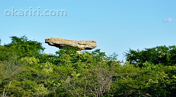 Olhando desse angulo a “Pedra do Chapéu” de fato, parece um chapéu| Foto: Agência OKariri