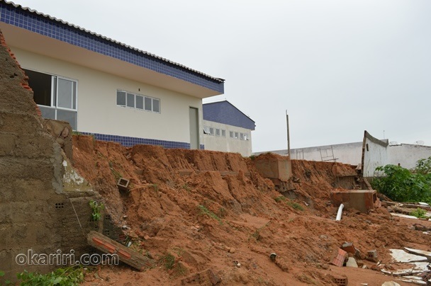 O muro da creche que espera inauguração a vários anos, não resistiu e vaio abaixo | Foto: Agência OKariri 