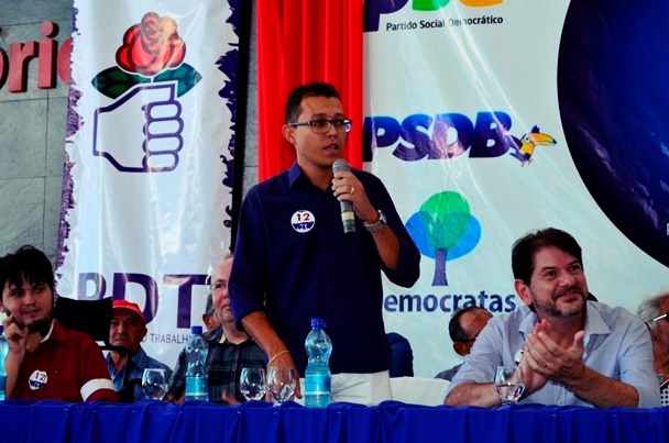 Dircurço do Pré Candidato Ubelardo, a sua direita o ex-Governador Cid Gomes e a esquerda o Pré-Candidato Giangles | Foto Divulgação