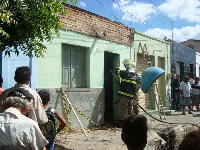 Fogo chamou a atenção de diversos populares (Foto: OKariri)