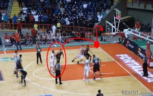 O jogador fez o que o equivalente no futebol é “bater a falta e ir cabecear” | Imagem reprodução You tube,