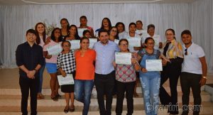 Artesãos recebem curso de bordado a mão e tem peças aprovadas pela CeArt