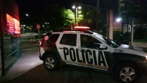 Polícia saindo da Uece. (Foto: FCO Fontenele)