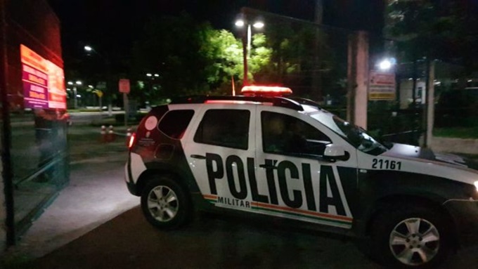 Polícia saindo da Uece. (Foto: FCO Fontenele)