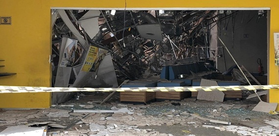 Interior da agência bancária ficou destruído após explosão durante a madrugada Foto: Mateus Ferreira