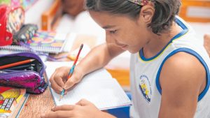 A estudante Raíssa Fernandes, de 10 anos, recebe apoio na escola FOTO: JOSÉ LEOMAR