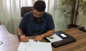 Prefeito Dr. Júnior Macedo assinando o decreto. FOTO: Reprodução/Dr. Heliosman