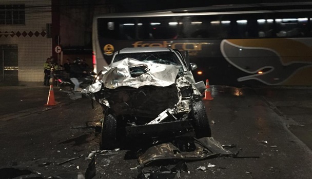 Veículo ficou destruído e quatro pessoas saíram lesionadas (Foto: foto: via WhatsApp O POVO )