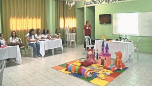 Cerca de 35 educadores participam da capacitação realizada em parceria com o Instituto Sathya Sai / Foto: Reprodução Diário do Nordeste
